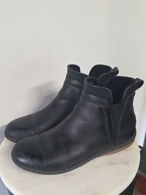 b.o.c. Black Leather Chelsea Ankle Boots Size 8